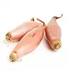 chalota de plátano. peladas y cortadas en rodajas