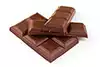 un bloque de chocolate negro para decorar