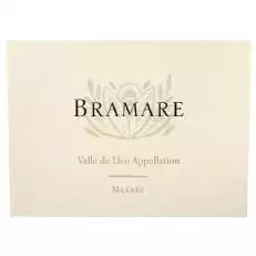 Color morado oscuro. Aromas de fruta roja y negra madura mezclados con notas especiadas de vainilla, clavo, canela y caja de puros. Toques de confitería. En boca es concentrado, con taninos dulces y una textura aterciopelada.