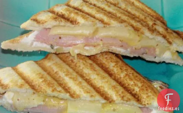 Delicioso Sándwich de Jamón y Queso a la Parrilla