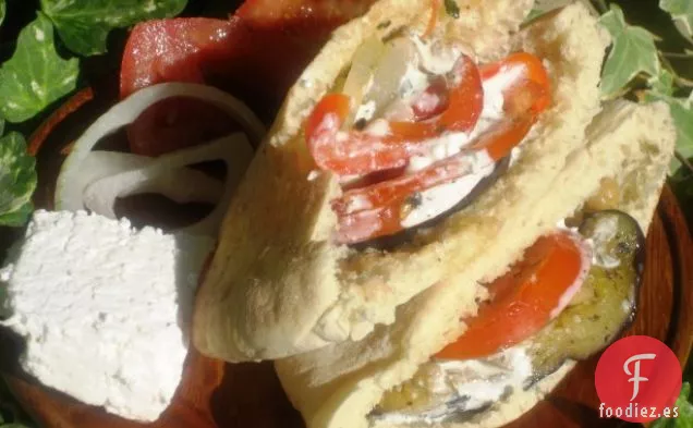 Pita De Verduras Asadas Con Aderezo Cremoso De Queso Feta