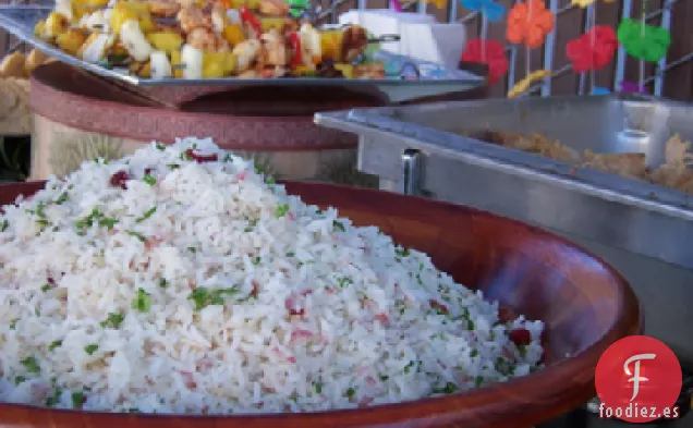 Arroz De Coco En Erupción Con Especias, Nueces Y Guisantes