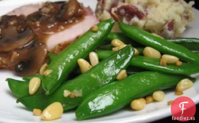 Guisantes de Azúcar Con Piñones y Ajo