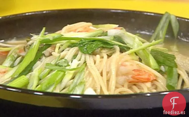 Cuenco de Fideos con Camarones Picantes y Col China