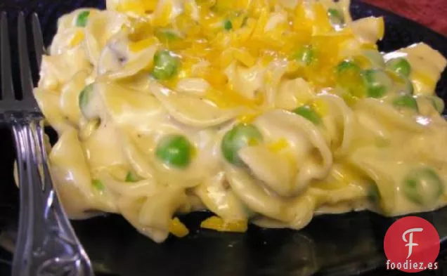 Mezcla Cremosa de Fideos con Pollo y Guisantes