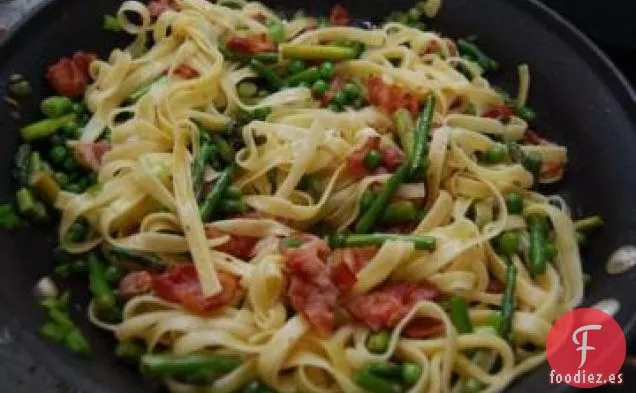 Fettuccine Con Guisantes, Espárragos y Panceta