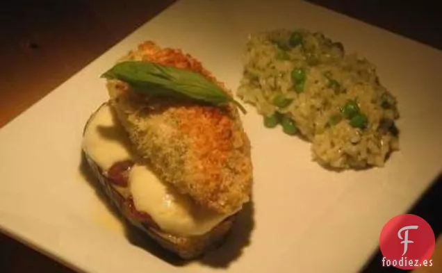 Pollo con Costra de Parmesano sobre Berenjena Tomate Secado al Sol y Mozzar