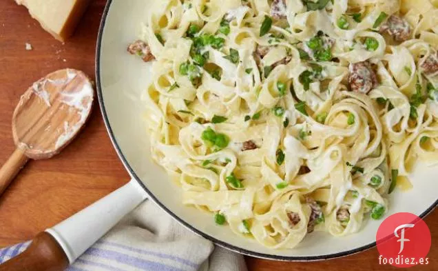 Tagliatelle con Guisantes Rotos, Salchichas y Queso Ricotta