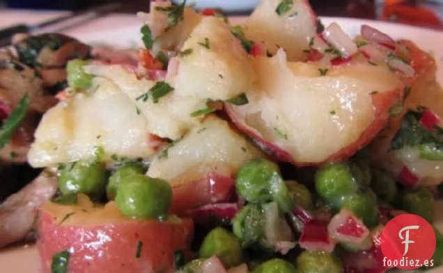Ensalada de Patatas a Base de Hierbas Con Tocino y Guisantes