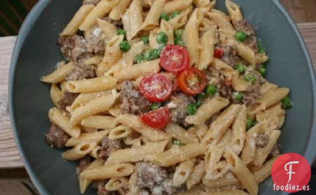 Penne Con Salchichas, Guisantes y Mascarpone