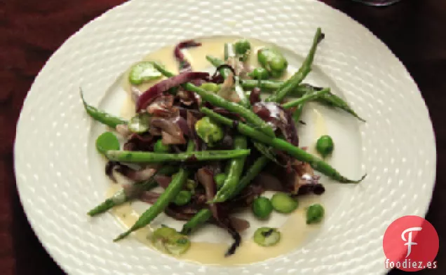 Ensalada de Verduras de Primavera Caliente con Favas, Judías Verdes y Receta de Achicoria