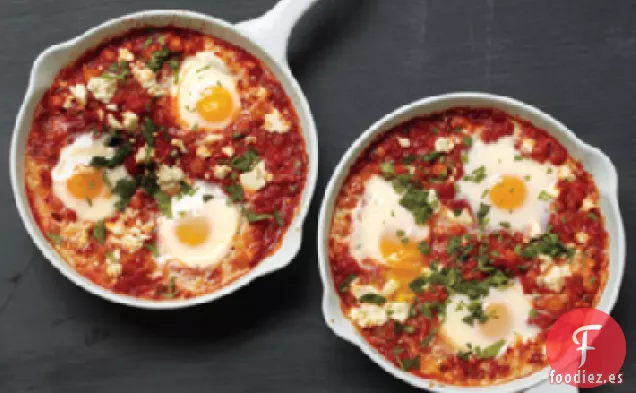 Huevos Escalfados en Salsa de Tomate con Garbanzos y Queso Feta