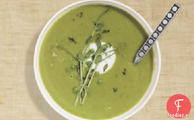 Sopa de Guisantes Verdes con Estragón y Brotes de Guisantes