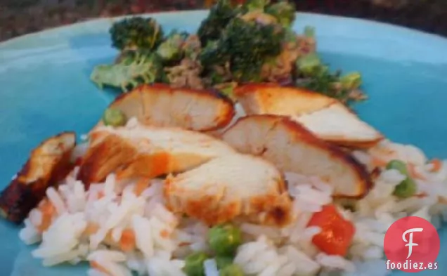 Pollo Con Chile Dulce Con Arroz De Verduras Asiáticas