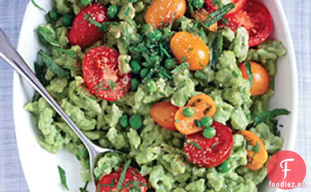 Spaetzle de Guisantes con Menta, Cebollino y Tomates