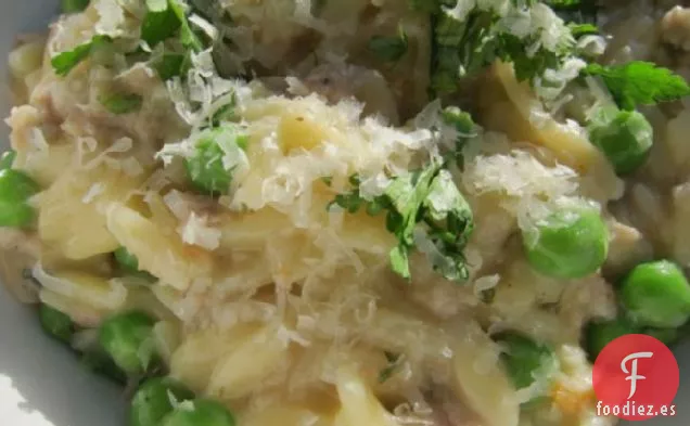 Risotto Fácil de Orzo de Salchichas y Guisantes