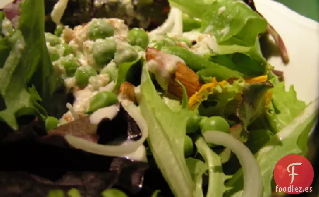 Ensalada Verde Mixta Con Guisantes Recién Descascarados y Flores Comestibles