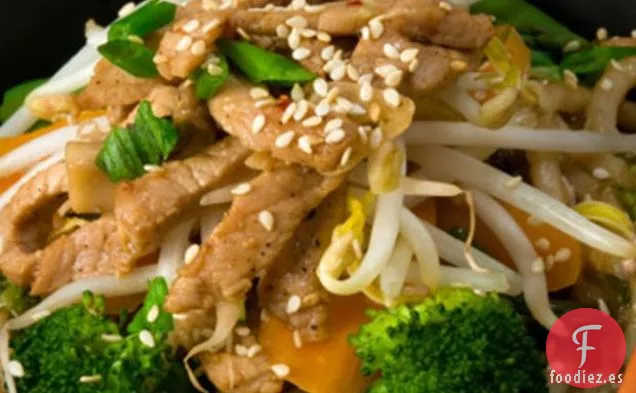 Salteado De Pollo, Verduras Y Fideos