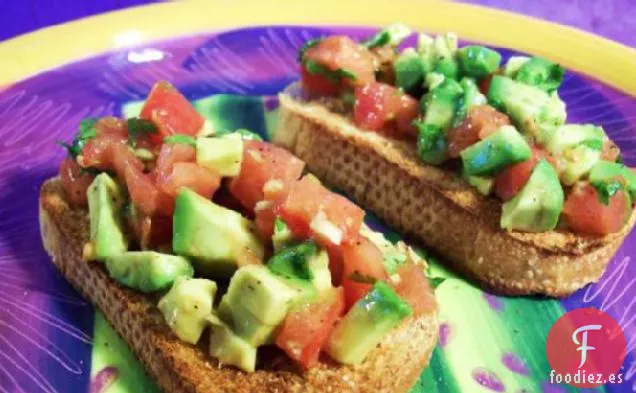 Crostini Simple de Tomate y Aguacate
