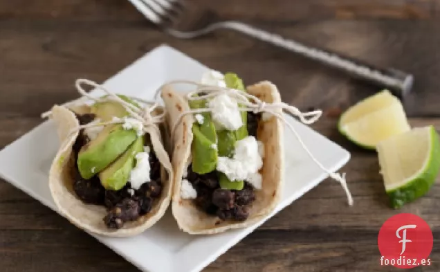 Tacos de Frijoles Negros con Especias, Aguacate a la Parrilla y Queso de Cabra