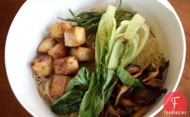 Fideos De Arroz Con Tofu Marinado Y Champiñones Shiitake