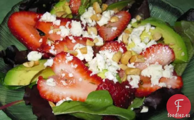 Ensalada de Fresa y Aguacate con Queso Feta y Nueces en un Vin de Estragón