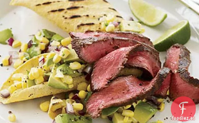 Filete de Flatiron Marinado con Chipotle con Salsa de Aguacate y Maíz