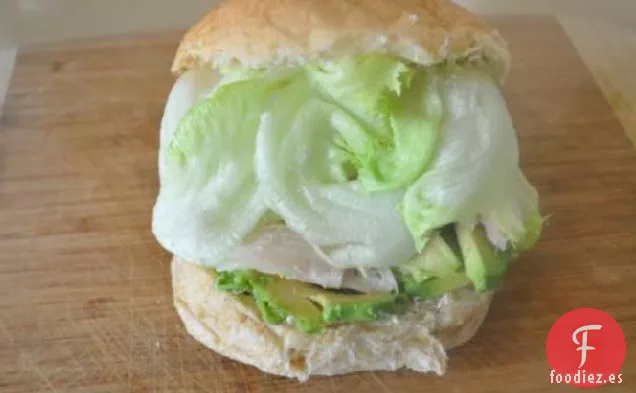 Un Sándwich Fácil de Pollo y Aguacate