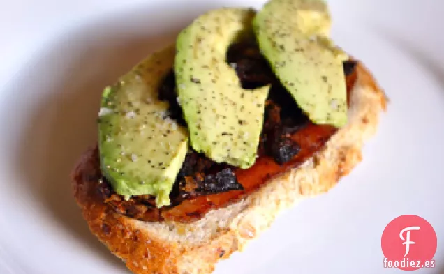 Sándwich de Tocino, Aguacate y Tomate Secado al Sol