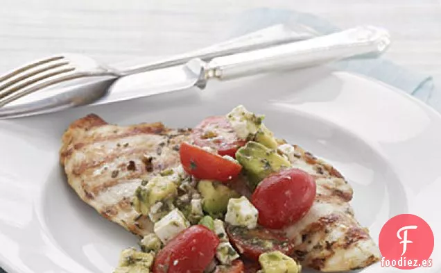 Pollo al Romero a la Parrilla con Salsa de Tomate y Aguacate Grueso