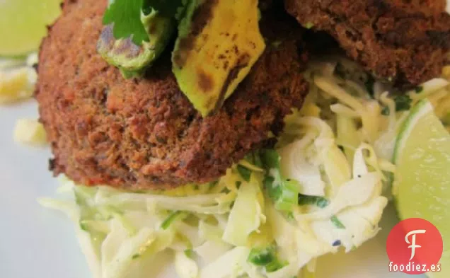 Pasteles de Frijoles Ahumados Picantes con Ensalada de Lima y Aguacate Carbonizado