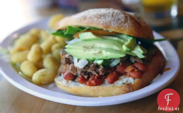 Sandwich De Carnitas Con Salsa De Aguacate