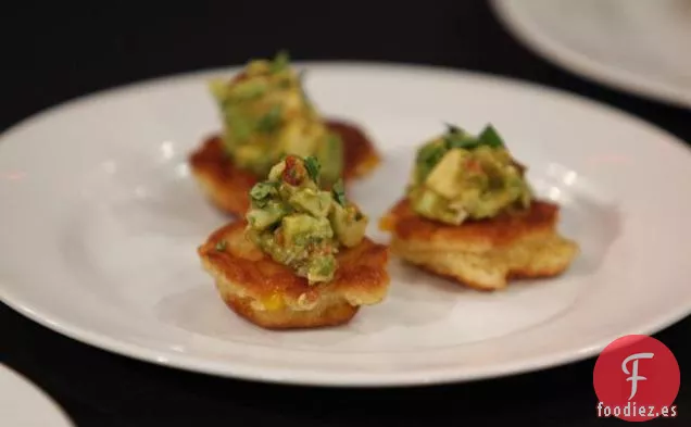 Mini Tortas de Maíz con Aguacate y Tomates