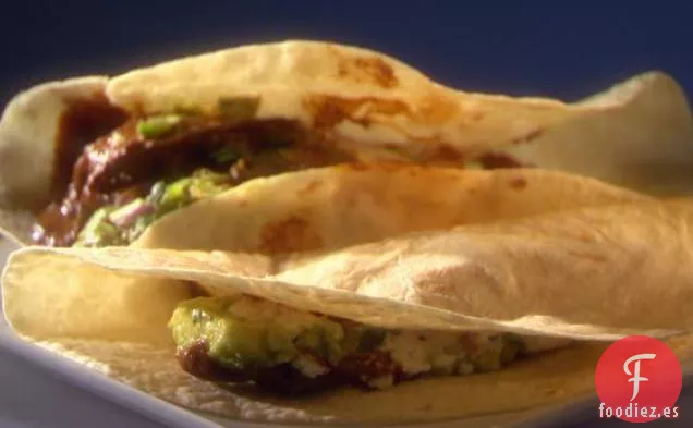 Mole de Tacos de Carne Frotado con Chipotle con Crema de Chipotle y Guacamole