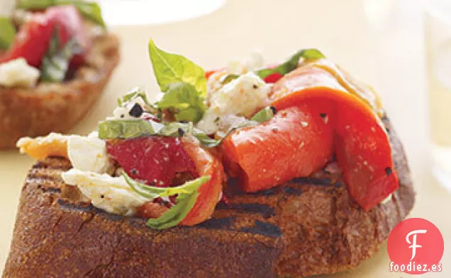 Bruschetta de Pimienta Asada, Queso Feta y Albahaca