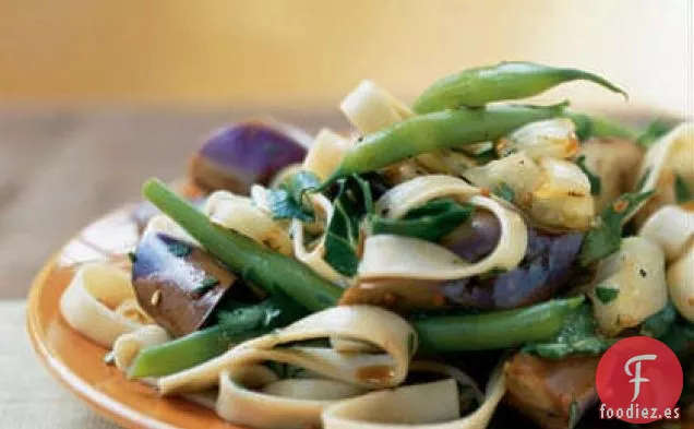 Ensalada de Fideos de Berenjena y Cebolla con Vinagreta Tibia de Arroz y Soja