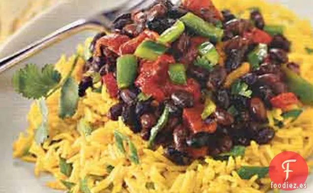 Ensalada de Arroz Amarillo con Pimientos Asados y Frijoles Negros Picantes