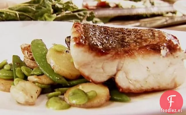 Lubina Silvestre a la Brasa con Verduras Salteadas de Primavera