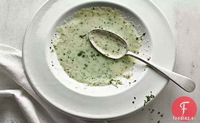 Sopa de Pepino Fría con Hojas de Menta