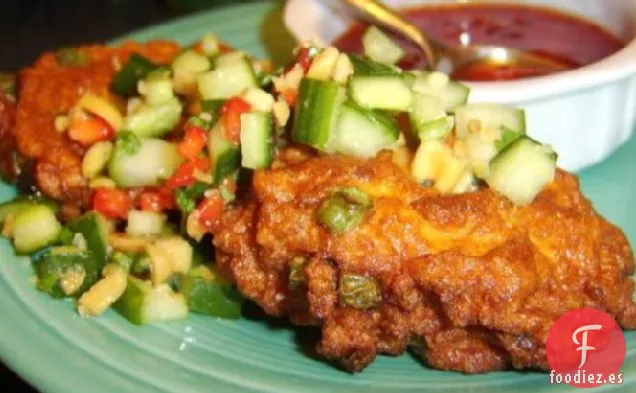 Pasteles de Pescado Tailandeses Con Salsa de Chile Dulce y Condimento de Pepino