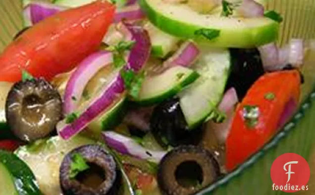 Ensalada de Pepino y Tomate con Calabacín y Aceitunas Negras en Vinagreta Balsámica de Limón