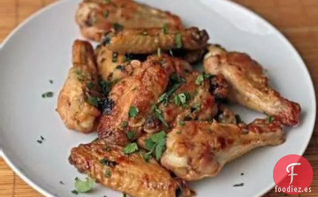 Alitas de Pollo al Curry Crujientes con Salsa de Pepino de Cilantro
