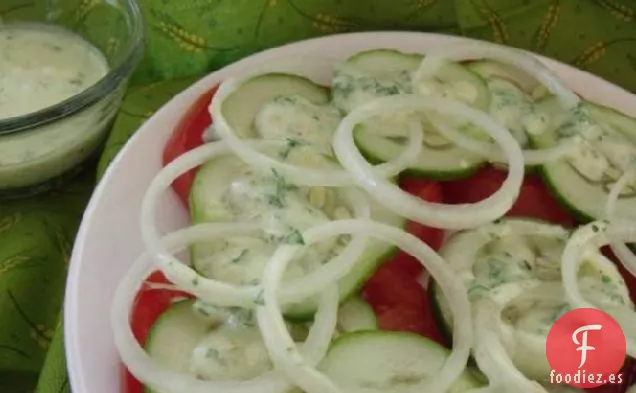 Ensalada De Tomate Y Pepino Con Aderezo De Yogur De Limón