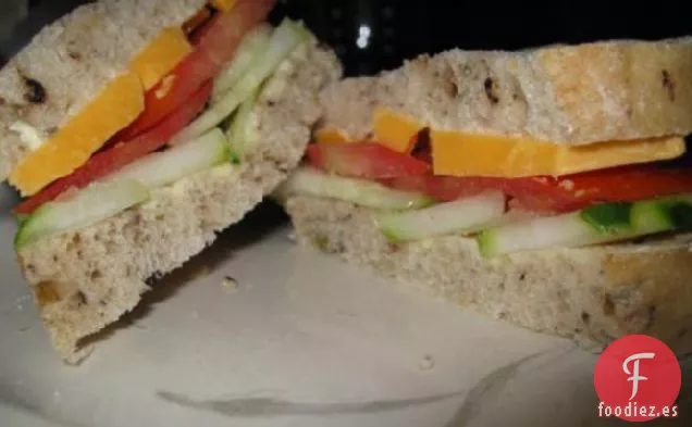 Sandwich de Pepino, Tomate y Queso Cheddar