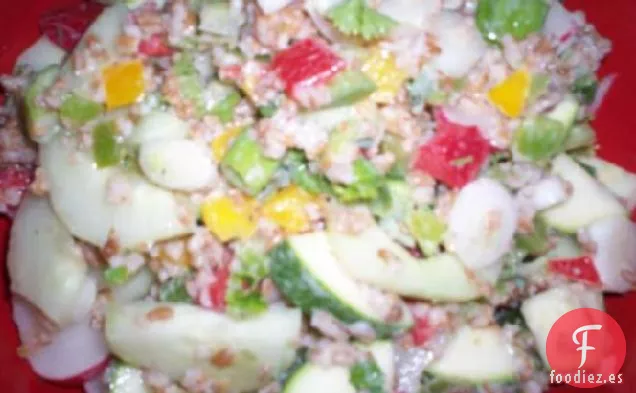 Ensalada de Bulgur de Verduras con Aderezo de Suero de Mantequilla