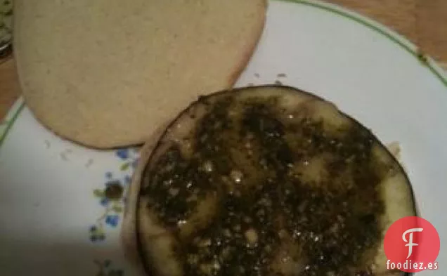 Pilas de Pesto de Berenjena (Berenjena) con queso