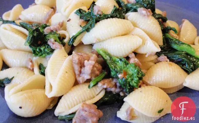 Orecchiette Con Salchicha Picante Y Brócoli Rabe