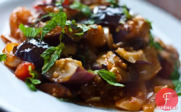 Berenjena Carbonizada y Tomates con Harissa y Menta