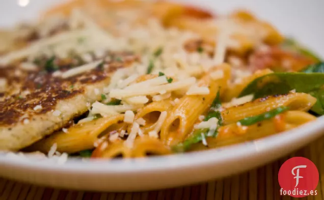 Pollo Sofisticado de Laura Con Fideos en Crema de Tomate a la Parmesana