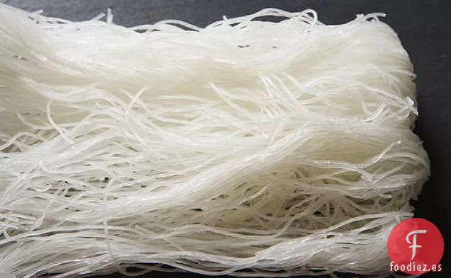 Fideos Fritos Crujientes con Cerdo a la Barbacoa y Brócoli Rabe